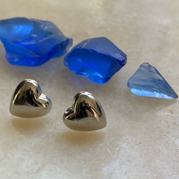 ๐Sale ๐2 for $10 NWOT shiny silver (color) heart post earrings fun summer - Picture 3 of 7